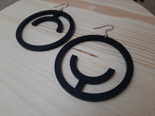 Moyennes boucles d&#039;oreilles &quot;reflet&quot; - PMMA noir mat - Collection Arasy