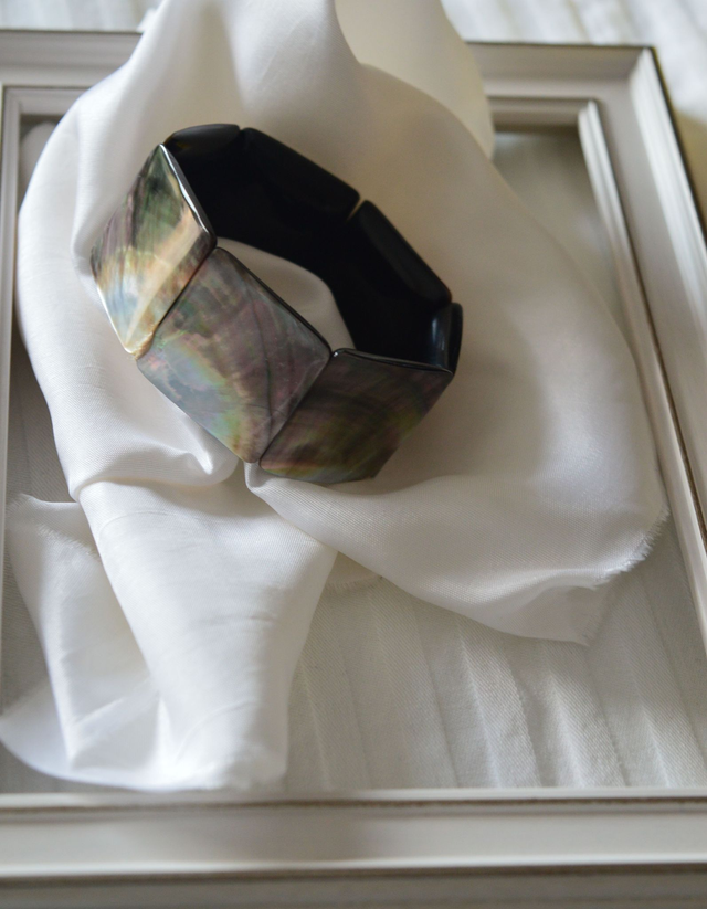 Bracelet en nacre forme carrée - élastiqué - diamètre 7 cm - épaisseur 3 cm