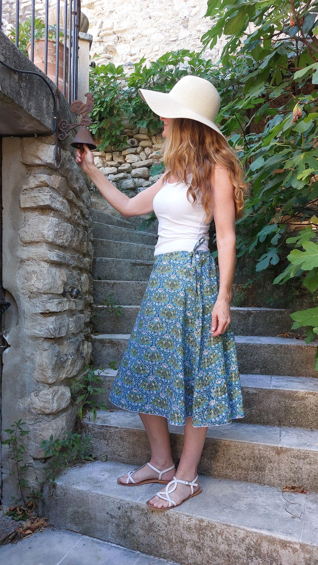 Jupe d'été mi-longue - Coton voile léger – Imprimé Block Print Artisanal – Motif floral blanc et vert sur bleu – Slow fashion femme 