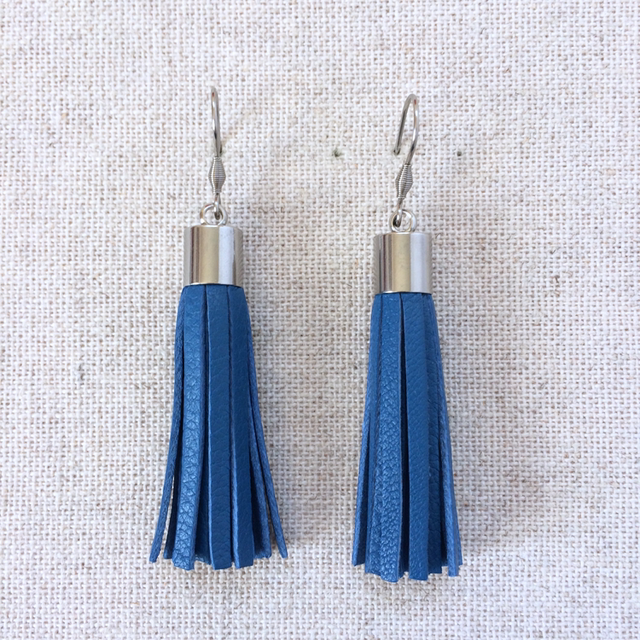 Boucles d’oreilles « Cavatina » argentées, cuir bleu primaire