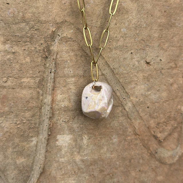 Collier “Petite Coupe Pastel” – Pendentif en céramique marbrée rose & jaune