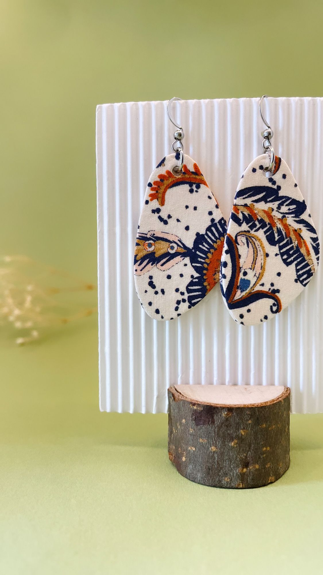 Boucles d'oreilles carton et tissu imprimé forme triangulaire, collection « kashemire » - tons blanc, bleu et orangé