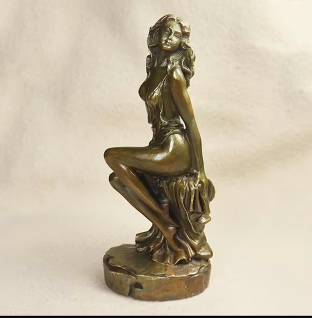 Prachtig beeldje van messing Zittende vrouw (15cm)