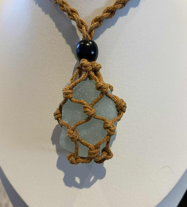Adjustable necklace containing sea foam sea glass