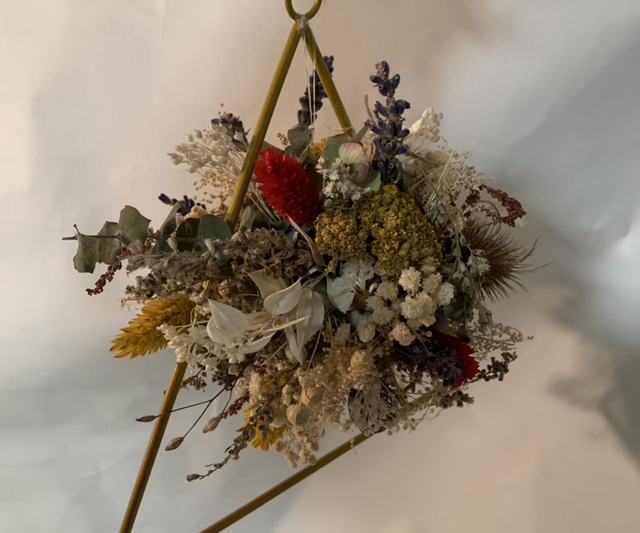 Boule fleurie suspendue dans son triangle