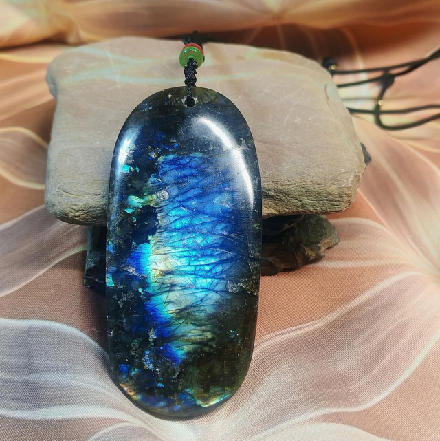 Pendentif labradorite ovale, cordon noir