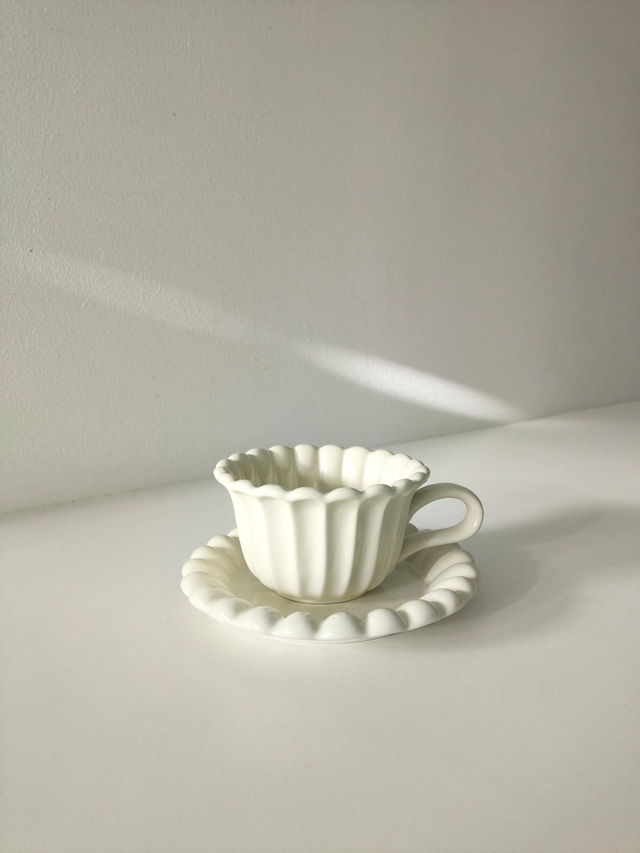 Tasse et assiette en céramique fleurs pétales crème