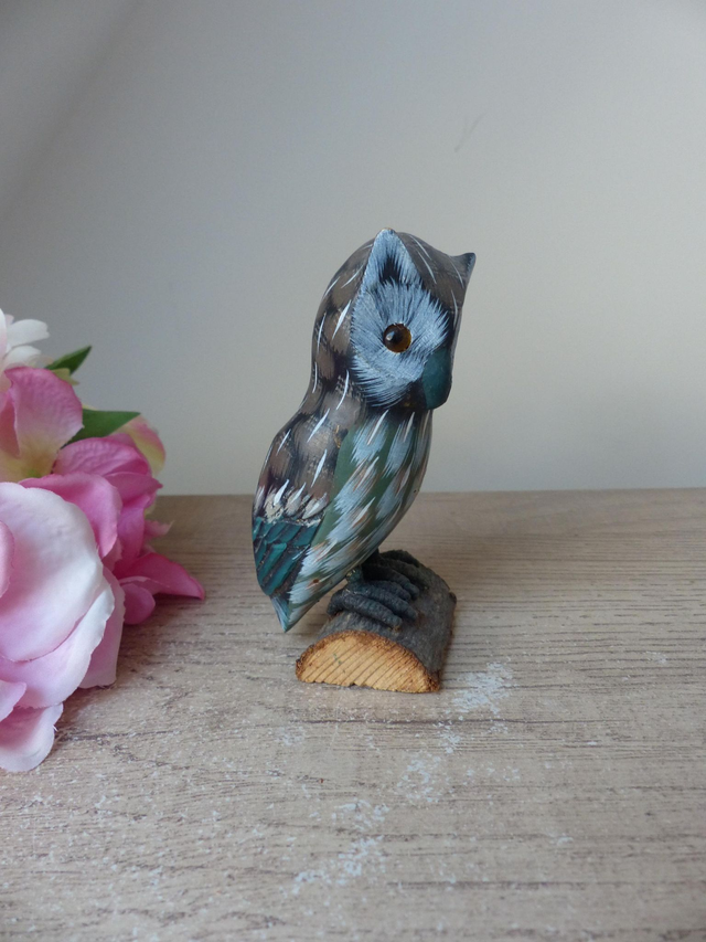 Statuette Chouette en Bois Sculpté – Figurine Vintage Peinte à la Main sur Socle Écorce | Décoration Maison de Campagne, Cottage ou Ferme