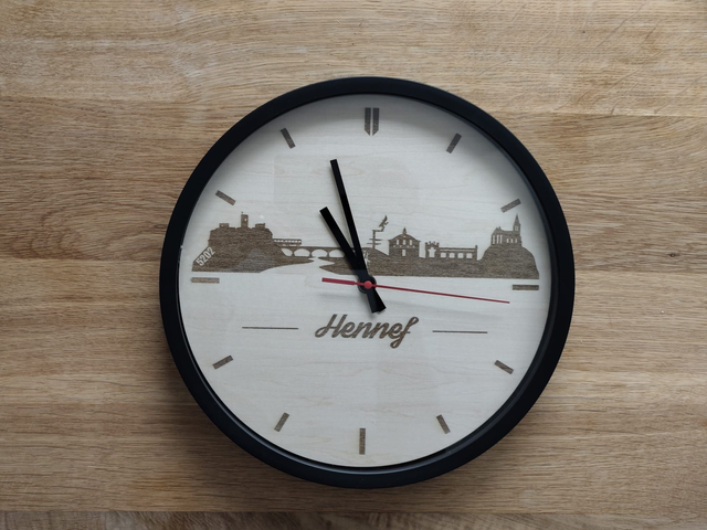 Wanduhr Hennef Stadtsilhouette - graviertes Lindenholz Ziffernblatt