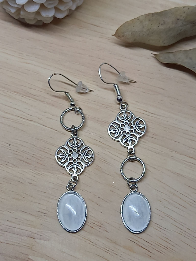 Boucles d&#039;oreilles asymétriques - cabochon ovale blanc /  cercle métal texturé argenté /connecteur ajouré / argenté