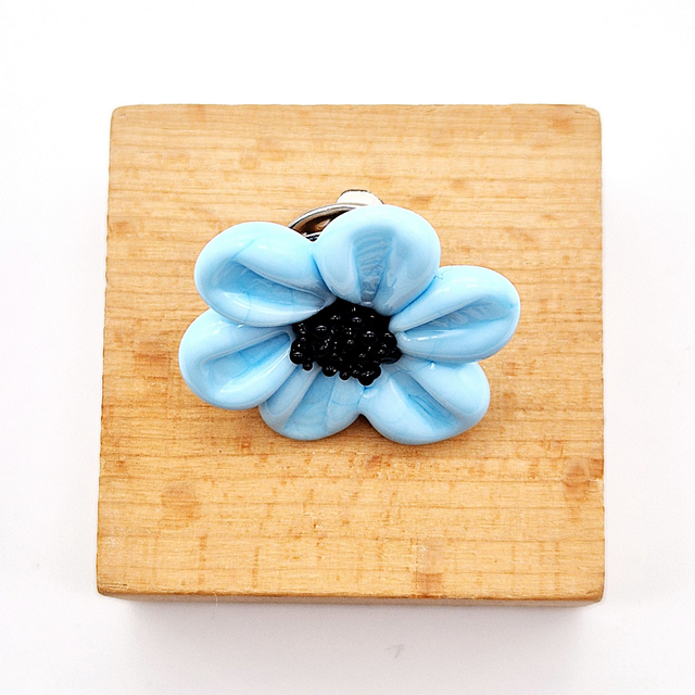 Pin's Marguerite bleue 1