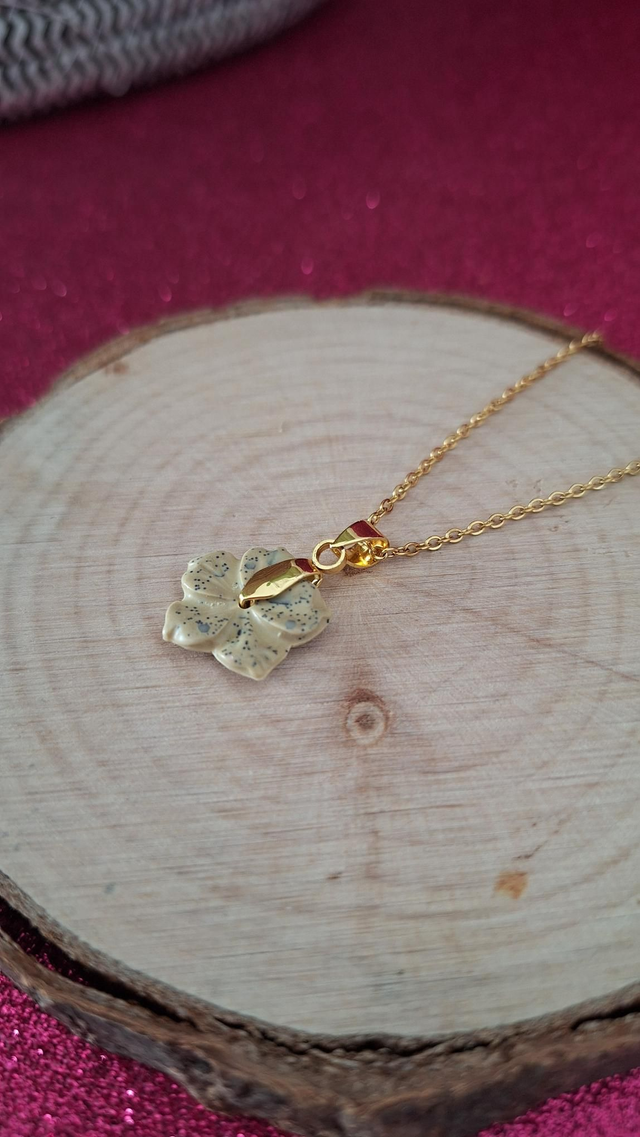 Collier doré hibiscus beige et paillettes noires