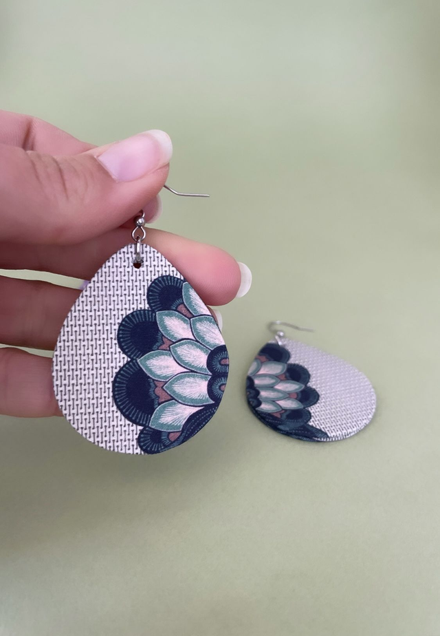 Boucles d'oreilles carton et tissu imprimé forme grandes gouttes, collection « lotus » - tons beige, vert et noir.