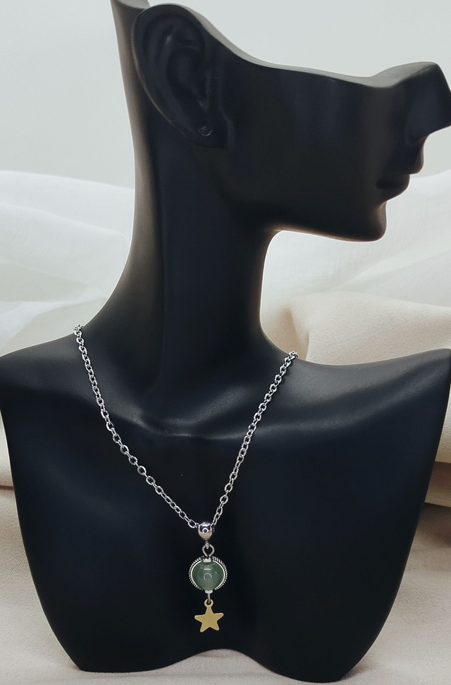 Collier acier inoxydable 50 cm agrémenté d'un pendentif "étoile dorée acier" et d'une perle pierre naturelle aventurine verte.