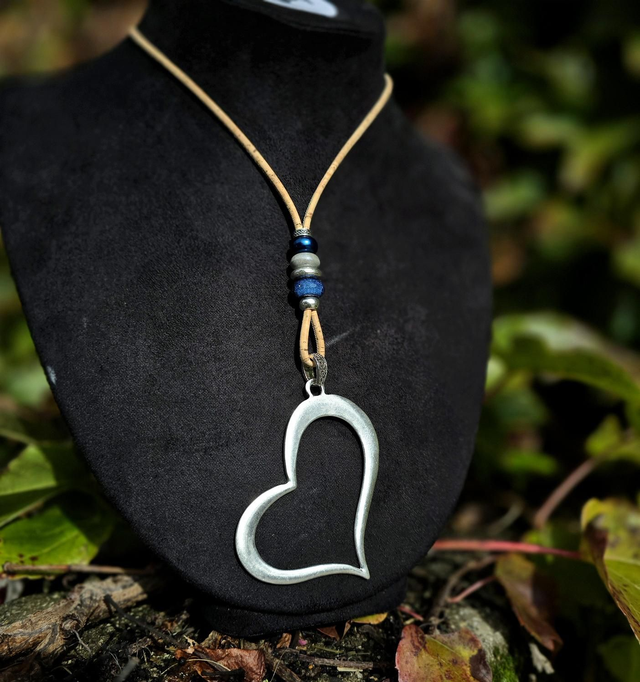 Long sautoir "Sariah" cordon en liège naturel fin, perles en céramique aux tons de bleu/gris et gros pendentif "coeur" creux