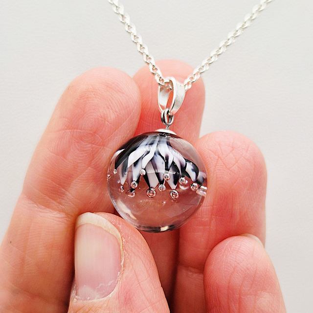 Pendentif Ariel noir et blanc