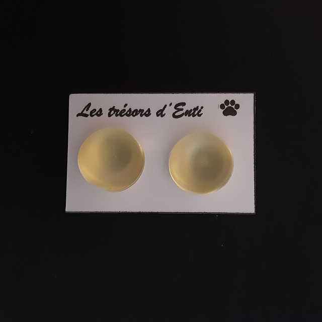 Boucle d’oreille clou couleur or jaune nacré opalescent