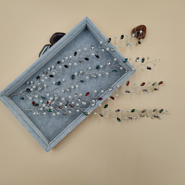 Vigne de coiffure argentée avec strass colorés (noir, bleu aquamarine, rouge, vert) et perles blanches