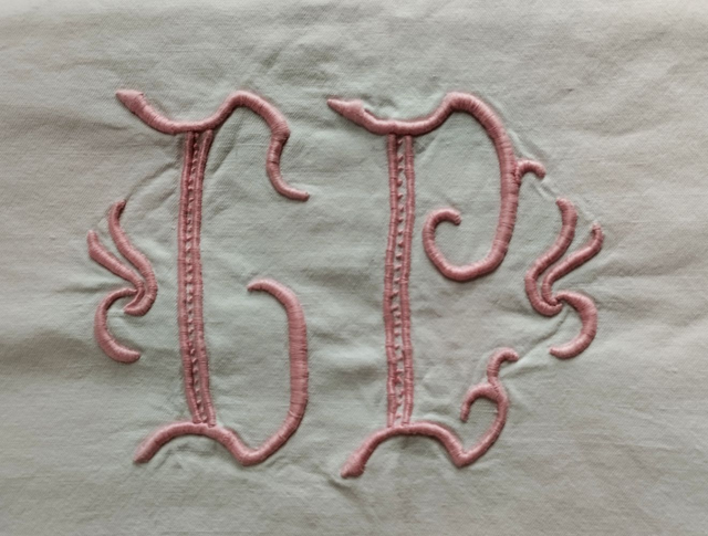 Monogramme GP brodé en rose sur drap ancien - jours échelle rose