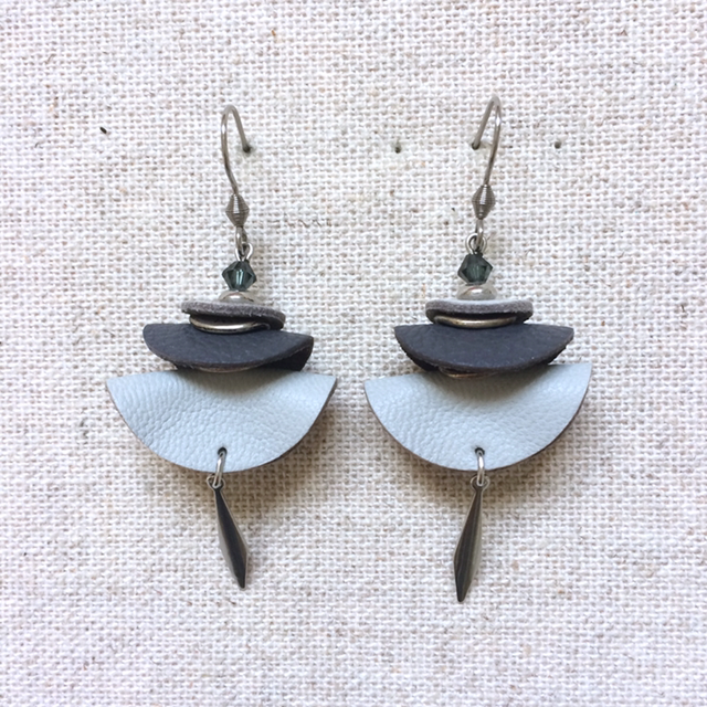 Boucles d’oreilles « Trio lungo » argentées, cuir gris perle et gris anthracite