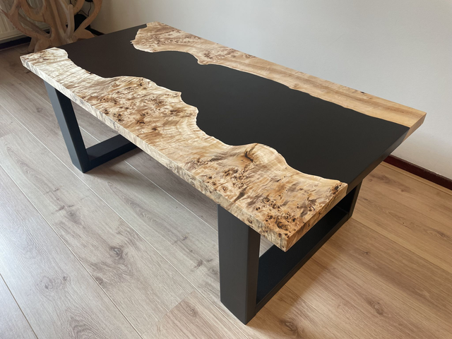 Mappa Burl en Zwarte Epoxy Salon Tafel