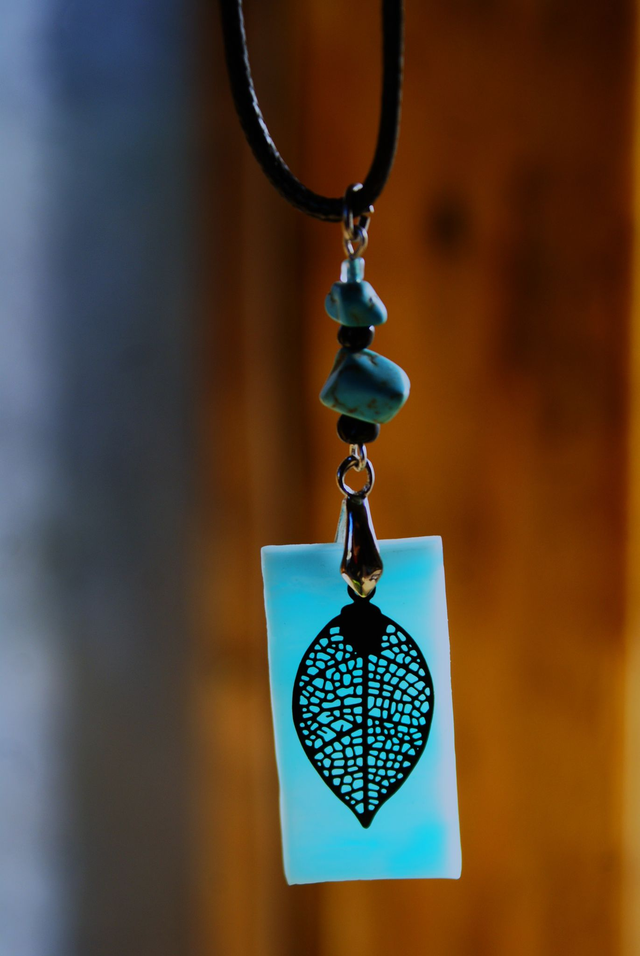 Pendentif en verre bleu azurin opalescent et chaîne en coton ciré noir.