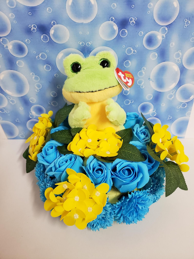 Création fleurs de savon et peluche grenouille