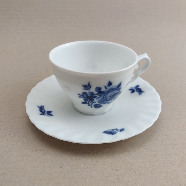 Rheinpfalz | Kop (diameter 8 | hoogte 5,5 cm) en Schotel (diameter 13 | hoogte 2 cm) Wit met &#039;Blauwe Roos&#039; bloemmotief | Vintage