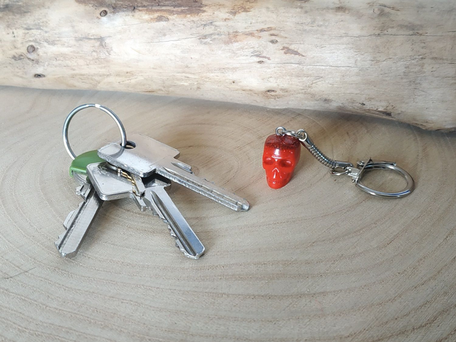 Porte-clés tête de mort rouge