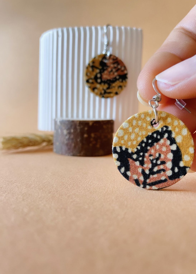 Boucles d'oreilles carton et tissu imprimé forme petites rondes, collection « mosaïque » - tons jaune, orangé 