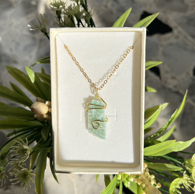 COLLANA CON PENDENTE : Amazzonite grezza , prov : Brasile 🇧🇷 , acciaio inox .