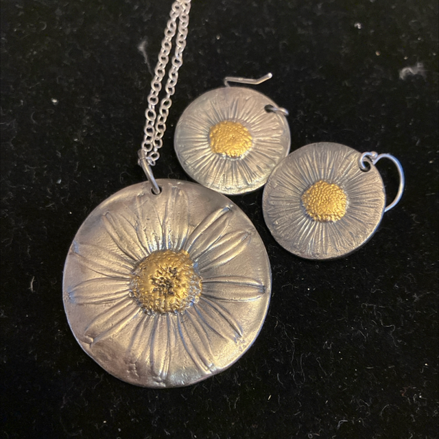 Daisy pendant &amp; earrings 