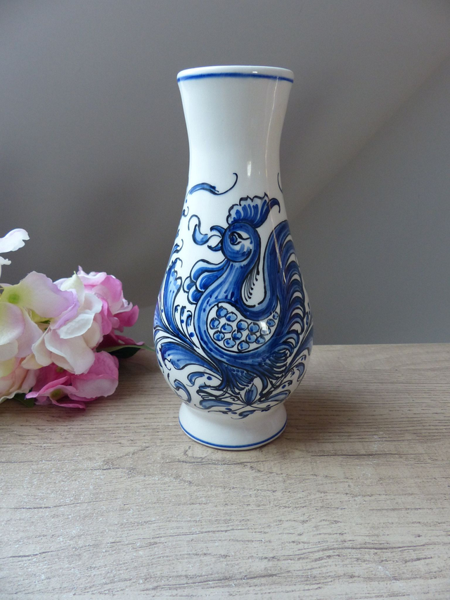 Vase Vintage en Céramique Peint à la Main – Coq Bleu Chantant – Artisanat Portugais Signé – Décoration Intérieure Rustique et Collection