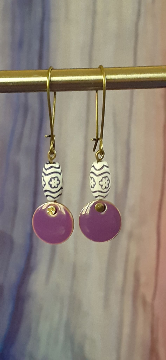 Huso Petites Boucles d'oreille pendantes, parme &amp; blanc