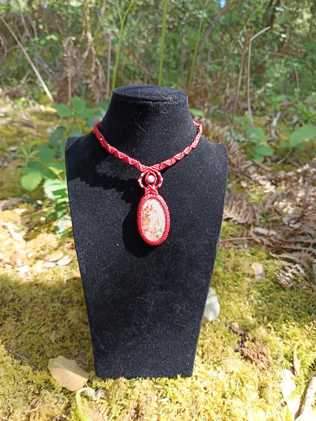 Collier rouge avec une jaspe rosetta