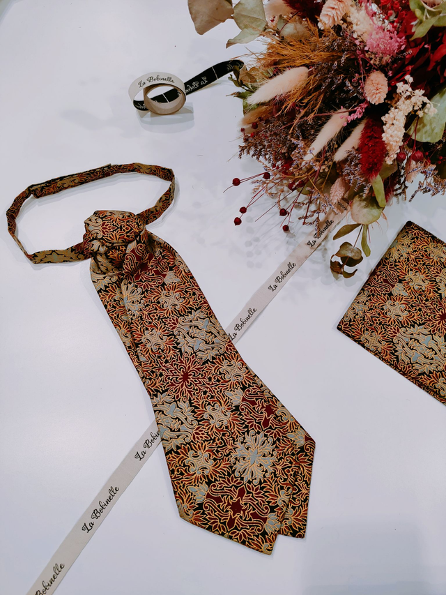 Lavallière homme avec pochette ornements or et rouge bordeaux