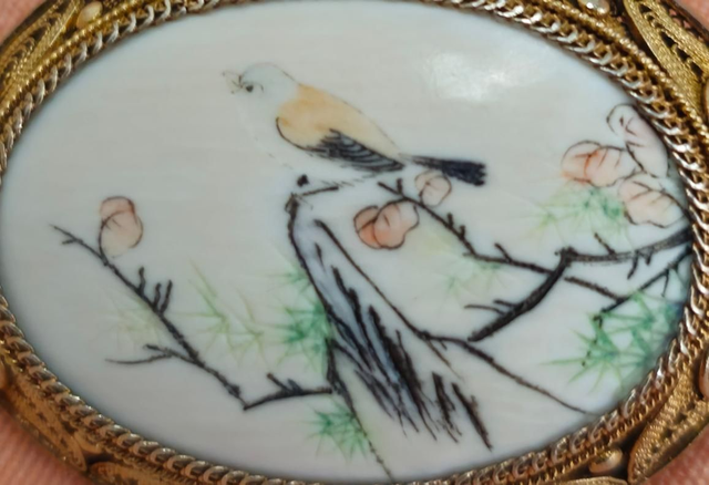 Élégante broche en argent plaqué or décor miniature