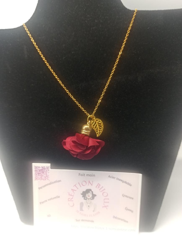 Collier fleur rouge et feuille 