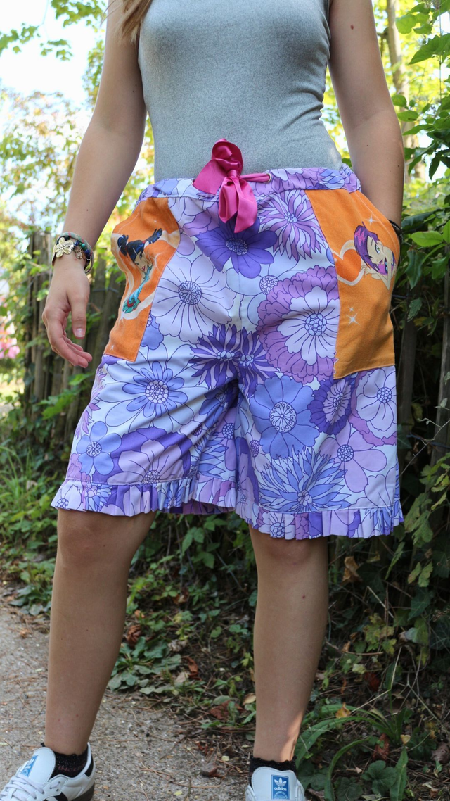 🌺 Bermuda fleuri violet upcyclé- Thème Winx Club Musa et Tecna – Taille 38/40 🌺