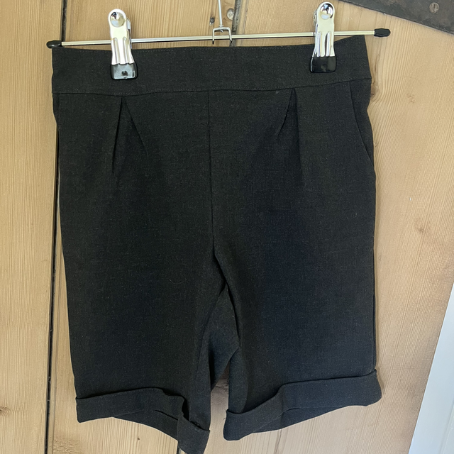 Grey school shorts age 6 (girls fit)