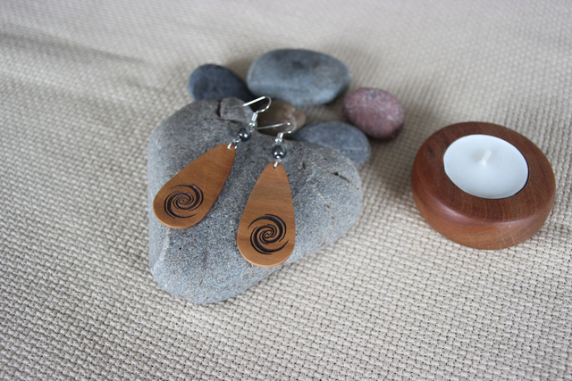 Boucles d&#039;oreilles bois et perles hématite