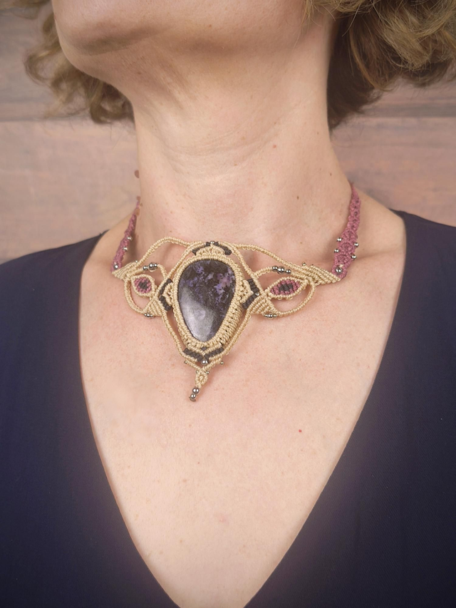 Collier avec charoïte