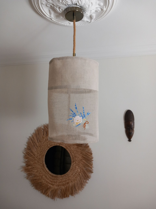 Abat-jour pour suspension en lin et voile de lin brodé lavande et rose - Plafonnier Diamètre 25 cm