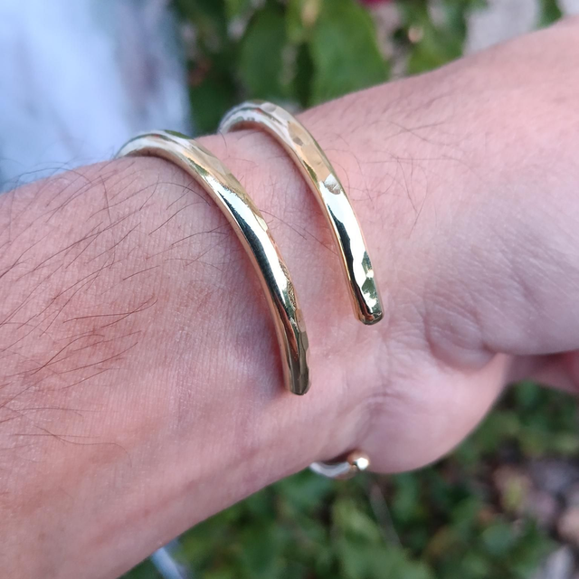 Bracelet rond en laiton, léger et martelé