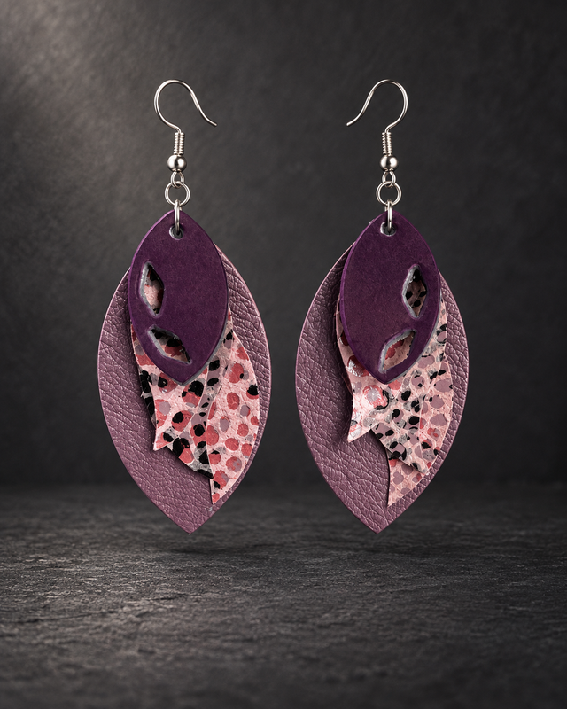  Éclat d’Originalité » – Boucles d’oreilles en cuir véritable aux nuances de prune et rose.
