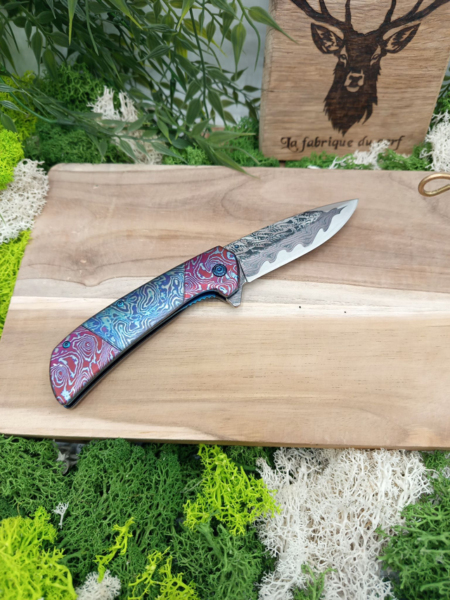 Couteau pliant THIRD – Flipper assisté, lame inox 420 & manche acier bleu/rose décor damas 3D