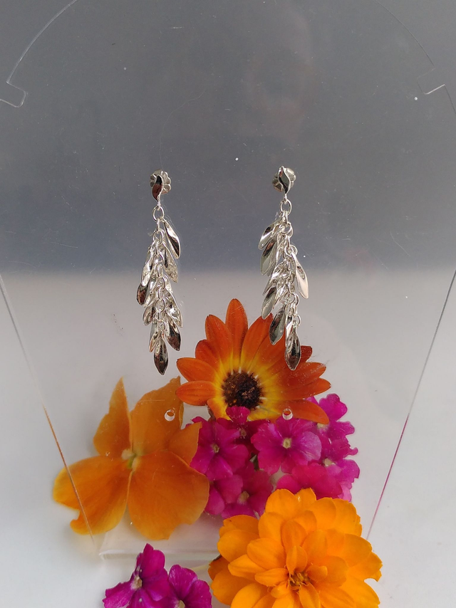 Dangling leaf earrings 