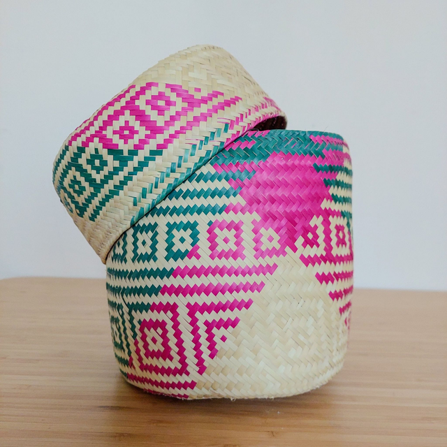 Panier en palme - frange vert &amp; rose