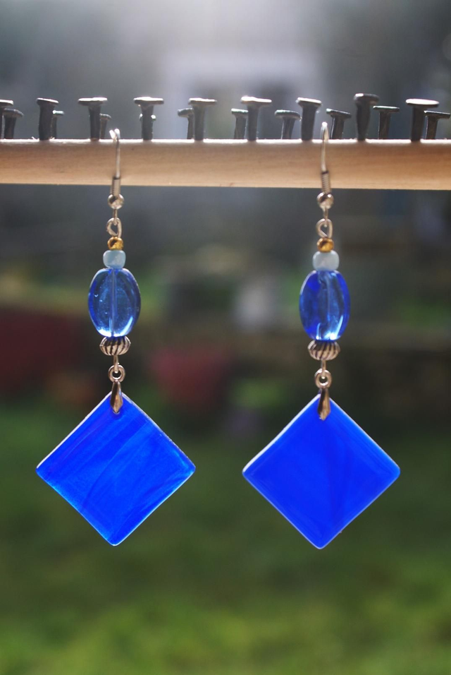 Boucles d&#039;oreilles en verre bleu. 