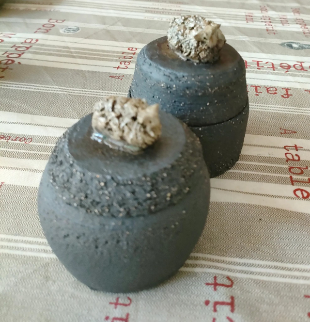 Boites en grès noir avec couvercle orné d'un mouton modelé